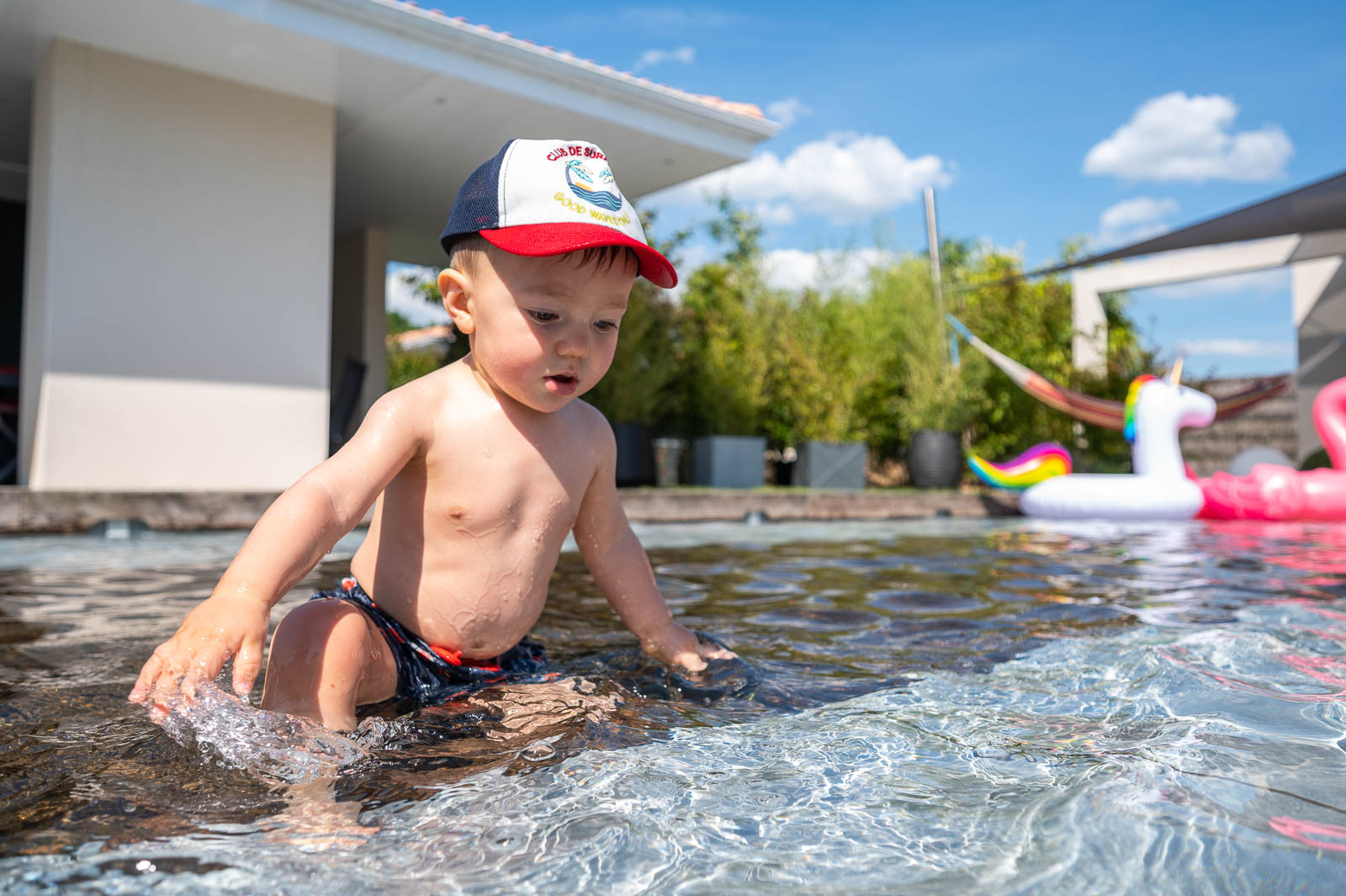 enfant piscine fond mobile