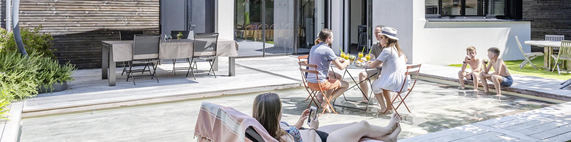 Une piscine à fond mobile pour les enfants et les personnes âgées